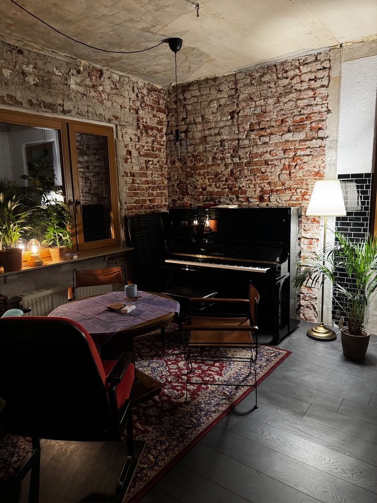 Piano Lounge mit Ziegelwand und Vintage-Möbeln im MJM Studio